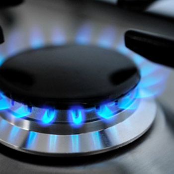 Gasflamme eines Gasherdes in Großaufnahme