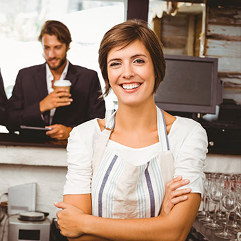 Lächelnde Barista hinter der Theke
