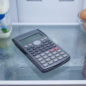 Taschenrechner in einem Kühlschrank