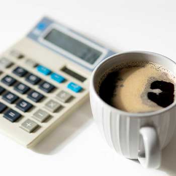 Taschenrechner und Tasse Kaffee