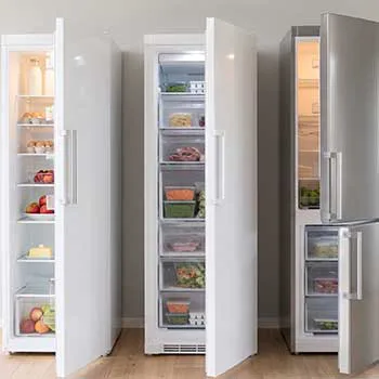 Kühlschrank, Gefrierschrank und Kühl-Gefrier-Kombinatio nebeneinander, mit halb geöffneten Türen