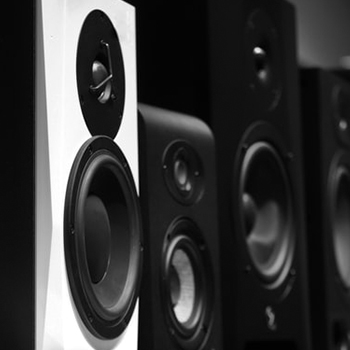 Bildauschnitt einer Reihe von Audioboxen