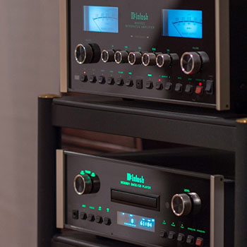 Bildauschnitt der Rückseite eines Verstärkers