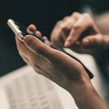 Hand, die etwas auf dem Smartphone tippt